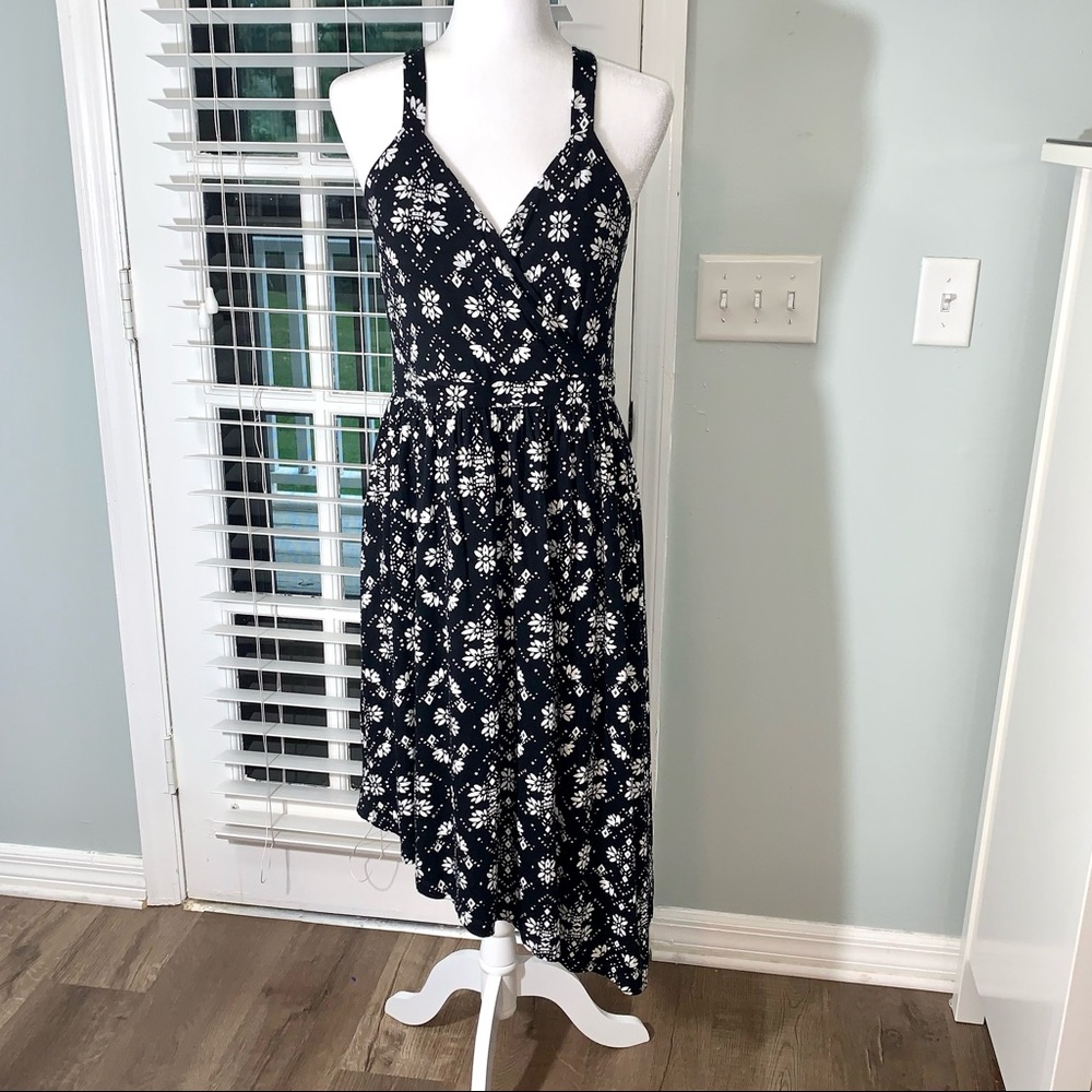 Soma criss cross back black and white.